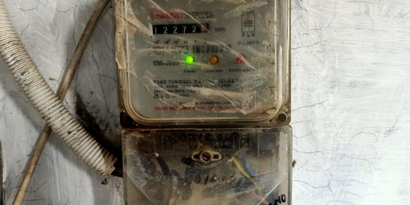 P2TL PLN Brebes Memutus Aliran Listrik Dua Pelanggan di Desa Krasak Brebes