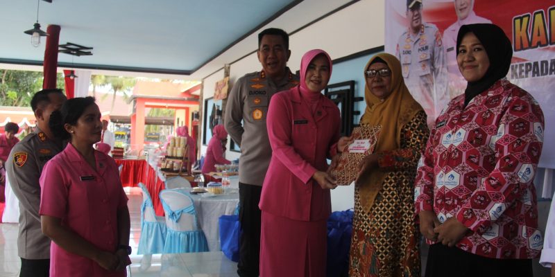 Kapolda Kalteng Bagikan Bansos Kepada Warakawuri, Yatim Piatu Dan Kader Posyandu di Polres Sukamara