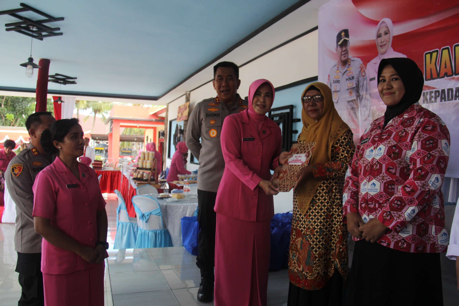 Kapolda Kalteng Bagikan Bansos Kepada Warakawuri, Yatim Piatu Dan Kader Posyandu di Polres Sukamara