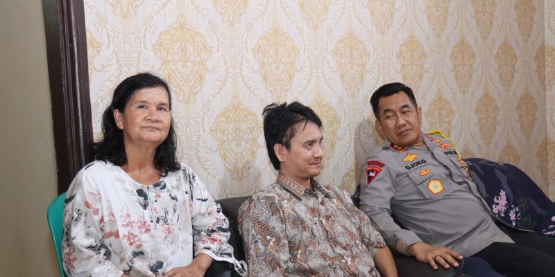 Kapolda Kalteng Jenguk Personel Polres Kobar Yang Sakit