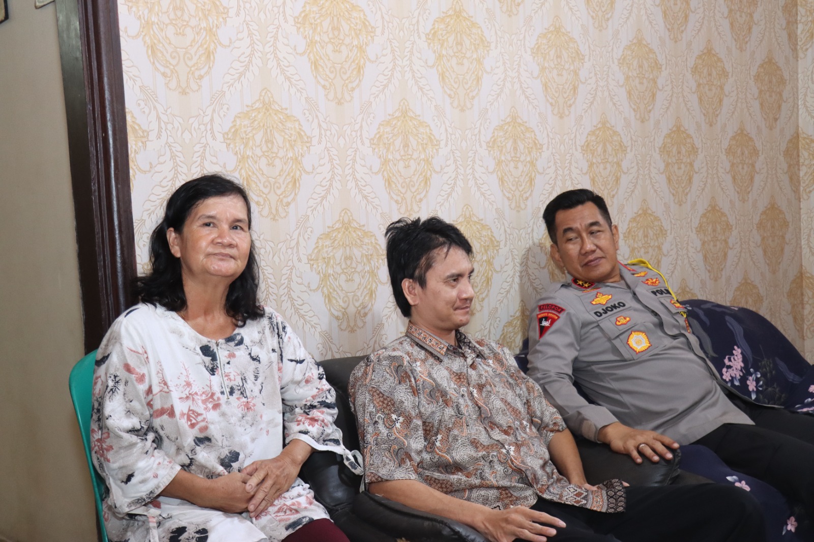 Kapolda Kalteng Jenguk Personel Polres Kobar Yang Sakit