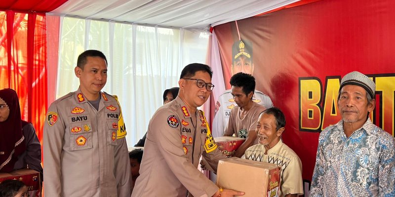 Kapolda Kalteng Berikan Bansos Kepada Lansia Dan Penderita Stunting