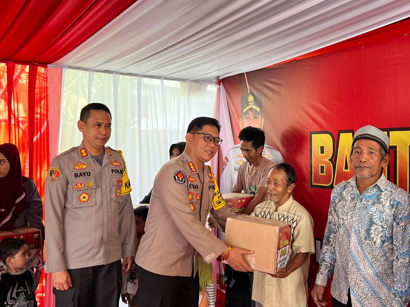 Kapolda Kalteng Berikan Bansos Kepada Lansia Dan Penderita Stunting