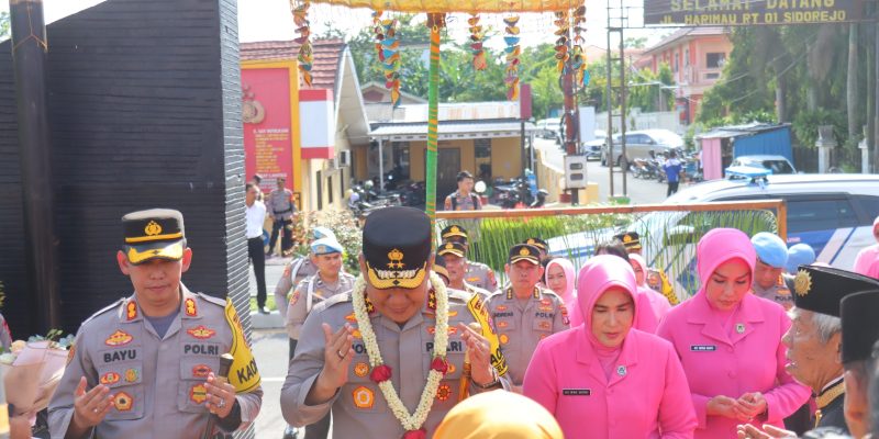 Kedatangan Kapolda Kalteng di Polres Kobar Disambut Tradisi Adat Kesultanan Kutaringin