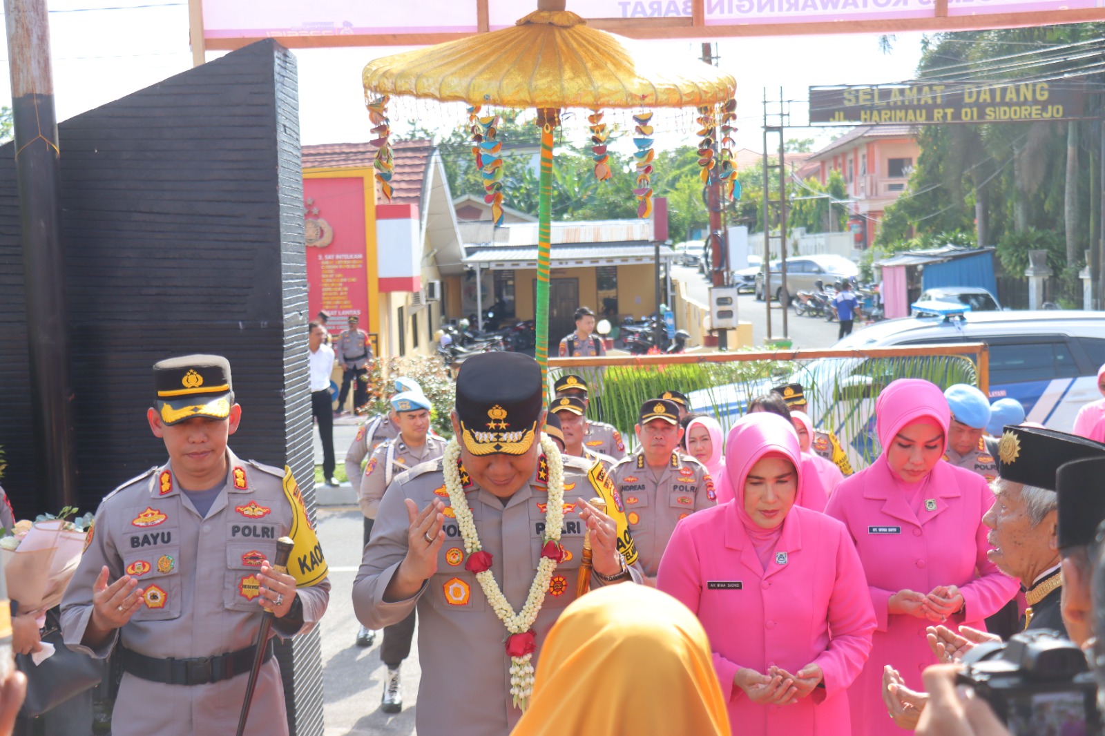 Kedatangan Kapolda Kalteng di Polres Kobar Disambut Tradisi Adat Kesultanan Kutaringin