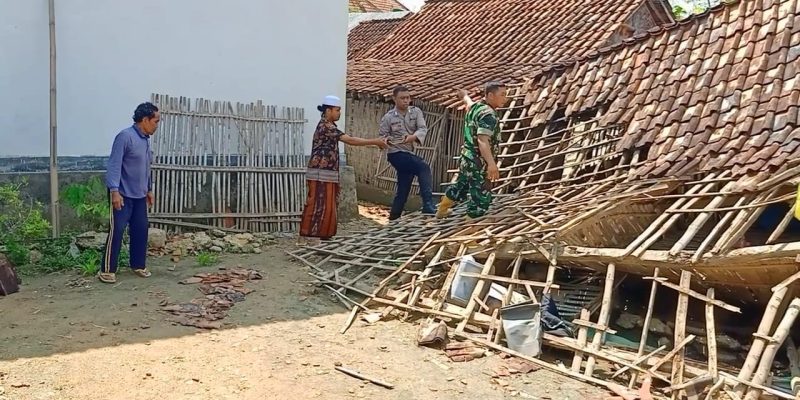 Bhabinkamtibmas Desa Batuporo Barat Polsek Kedundung Polres Sampang Bantu Warga Yang Mengalami Musibah