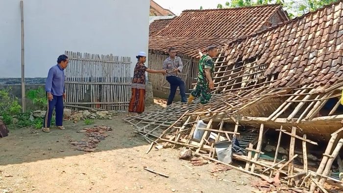 Bhabinkamtibmas Desa Batuporo Barat Polsek Kedundung Polres Sampang Bantu Warga Yang Mengalami Musibah