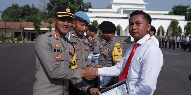 Apel Jam Pimpinan, Kapolres Pasuruan Berikan Reward Kepada Personel Berprestasi