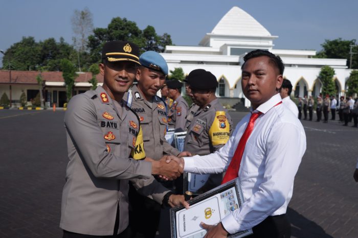Apel Jam Pimpinan, Kapolres Pasuruan Berikan Reward Kepada Personel Berprestasi
