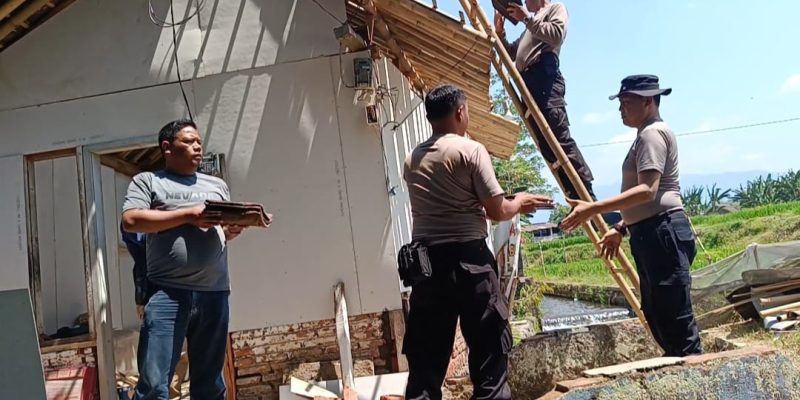 Aksi Polisi di Jember Sulap Gubuk Seorang Nenek Jadi Rumah Layak Huni