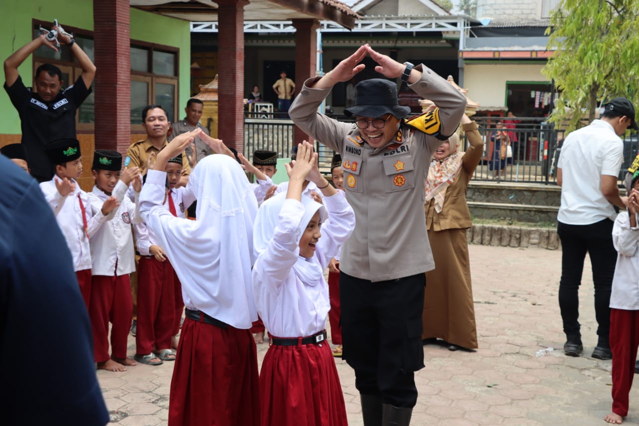 Kunjungi SDN 1 Bareng, Kapolres Ponorogo Berikan Edukasi Larangan Bullying