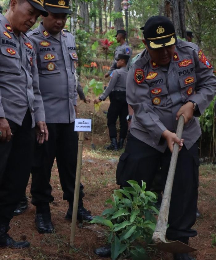 Lestarikan Hutan Polres Tulungagung Tanam Pohon di D Capin