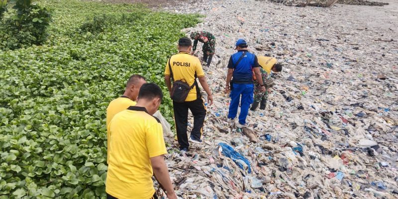 Peduli Lingkungan Aksi Nyata Satpolairud Polres Bangkalan Dalam “Kamal Beach Light Up”