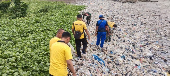 Peduli Lingkungan Aksi Nyata Satpolairud Polres Bangkalan Dalam “Kamal Beach Light Up”