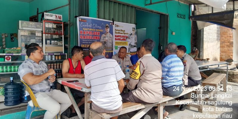 Dalam Rangka Program Qwick Wins Kapolri, Polsek Sagulung Melaksanakan Kegiatan Jumat Curhat dan Pemberian Sembako