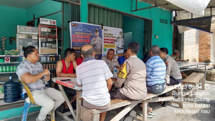 Dalam Rangka Program Qwick Wins Kapolri, Polsek Sagulung Melaksanakan Kegiatan Jumat Curhat dan Pemberian Sembako