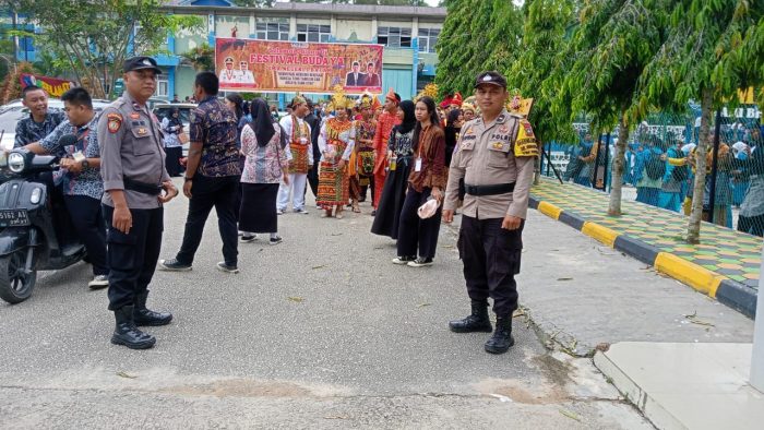 Personil Polsek Sekupang Melaksanakan Pengamanan dan Pengawalan Pawai HUT PGRI SMAN 1 Batam