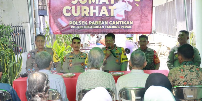 Polres Tanjung perak Sampaikan Pesan Pemilu Damai Melalui Jumat Curhat