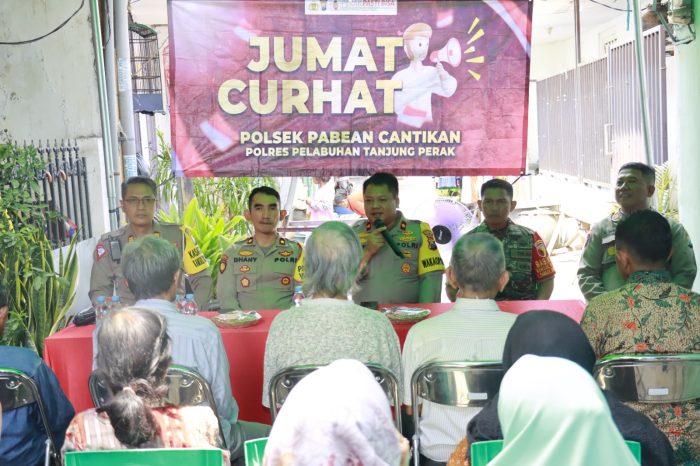 Polres Tanjung perak Sampaikan Pesan Pemilu Damai Melalui Jumat Curhat