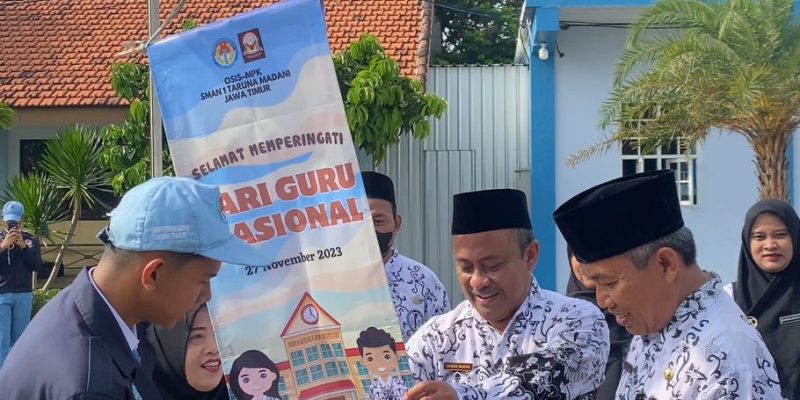SMAN 1 Taruna Madani Jawa Timur Di Bangil Gelar Upacara Bendera Peringati Hari Guru Nasional 2023