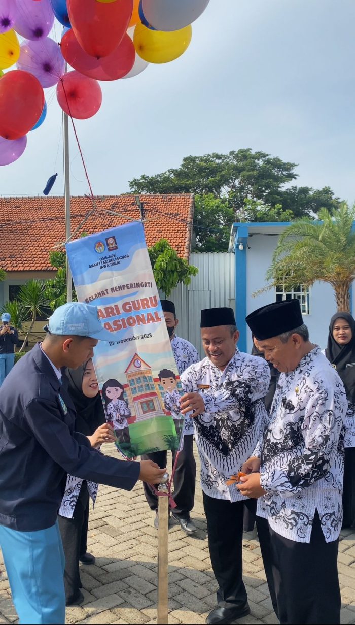 SMAN 1 Taruna Madani Jawa Timur Di Bangil Gelar Upacara Bendera Peringati Hari Guru Nasional 2023