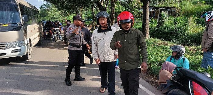 Bhabinkamtibmas Polsek Sekupang Bantu Warga Kecelakaan Lalu Lintas