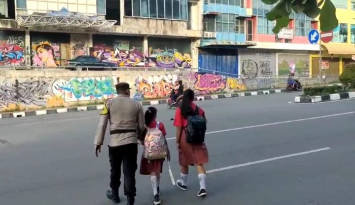 Polsek Lubuk Baja Gelar Kegiatan Pengaturan Jalan Strong Poin Pagi