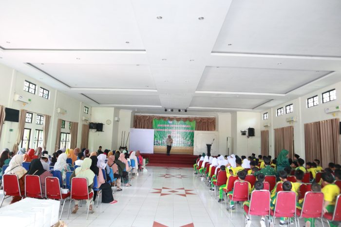 Menjadi Narasumber Bhabinkamtibmas Lubuk Baja Gelar Sosialisasi Pencegahan Dan Penanganan Kekerasan Peserta didik SD Ibnu Sina