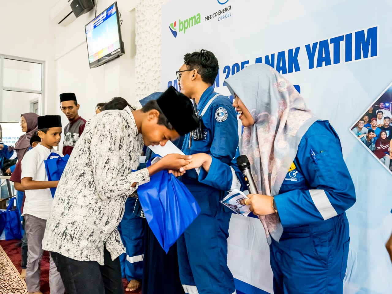 Pekerja Medco E&P Malaka Berikan Paket Santunan Bagi 295 Anak Yatim