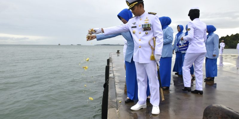 Lantamal IV Laksanakan Upacara Tabur Bunga Di Laut Peringati Hari Armada