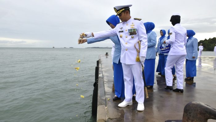 Lantamal IV Laksanakan Upacara Tabur Bunga Di Laut Peringati Hari Armada