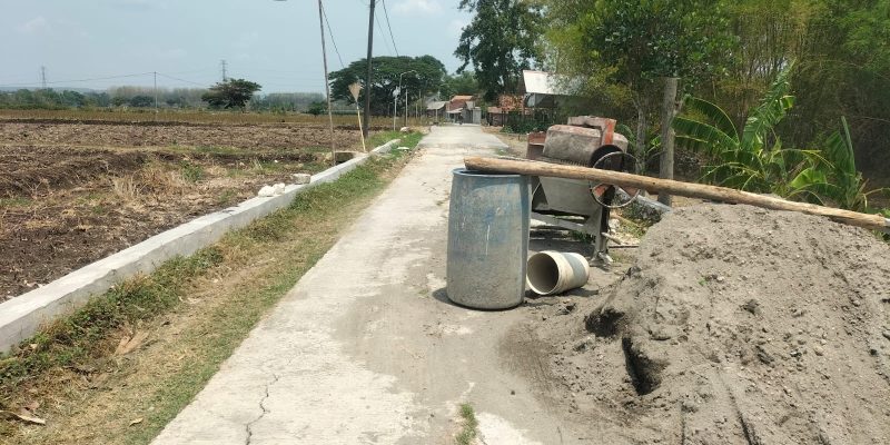 Sempat Mandek, Kegiatan Rabat Beton Jalan Dusun Ngaglik Nunggu Pekerjaan Proyek Pertanian