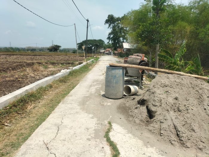 Sempat Mandek, Kegiatan Rabat Beton Jalan Dusun Ngaglik Nunggu Pekerjaan Proyek Pertanian