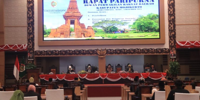Bupati Mojokerto Hadiri Rapat Paripurna Peresmian PAW Anggota DPRD