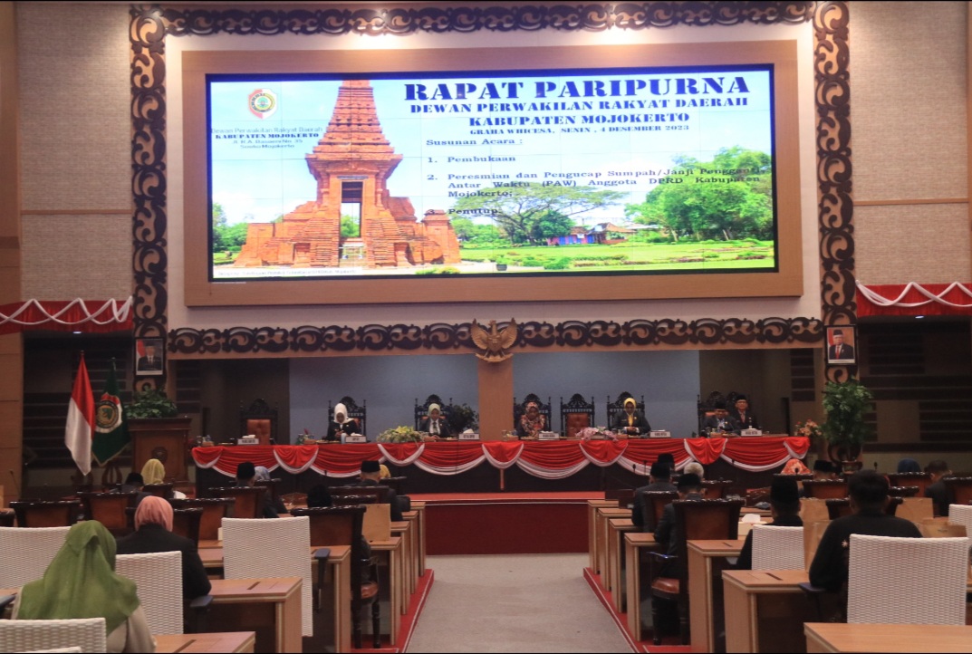 Bupati Mojokerto Hadiri Rapat Paripurna Peresmian PAW Anggota DPRD