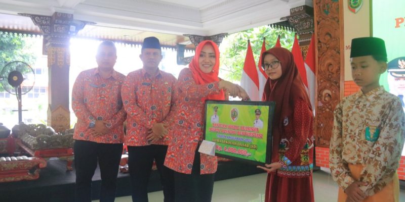 Bupati Mojokerto Serahkan Bantuan Beasiswa Rp 1,1 Miliar Untuk 190 Pelajar Dan Mahasiswa