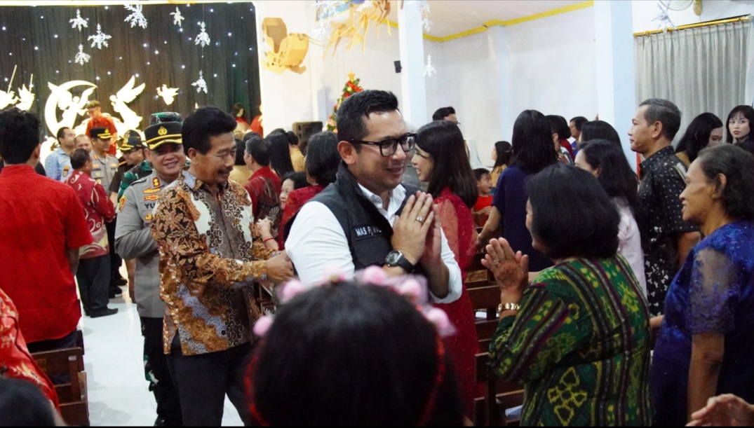 Wujud Kekompakan Forkopimda Mojokerto Raya, Mas Pj Ali Bareng Bupati Ikfina Tinjau Kesiapan Gereja dan Posyan Nataru