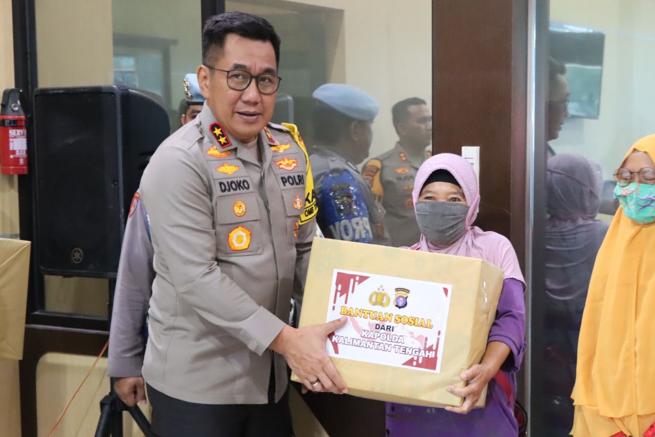 Kunker ke Polres Seruyan Kapolda Kalteng Bagikan Bantuan Sosial
