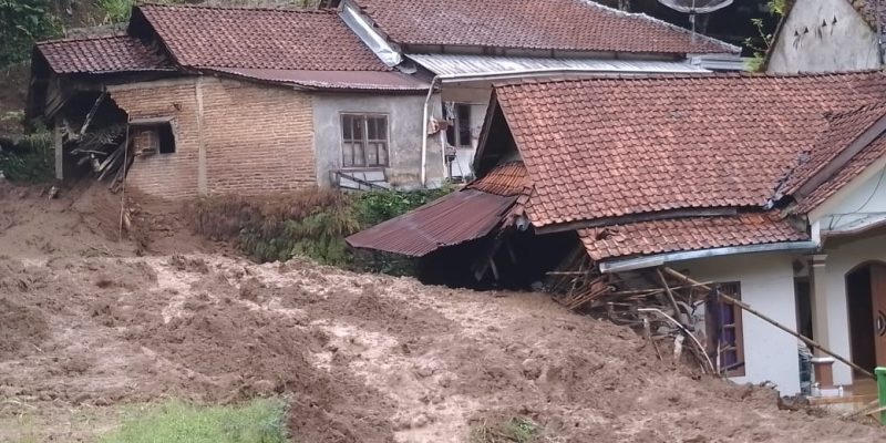 Dua Rumah Warga di Lebakbarang Pekalongan Terkena Longsor, TNI-Polri Bersama Warga Lakukan Evakuasi