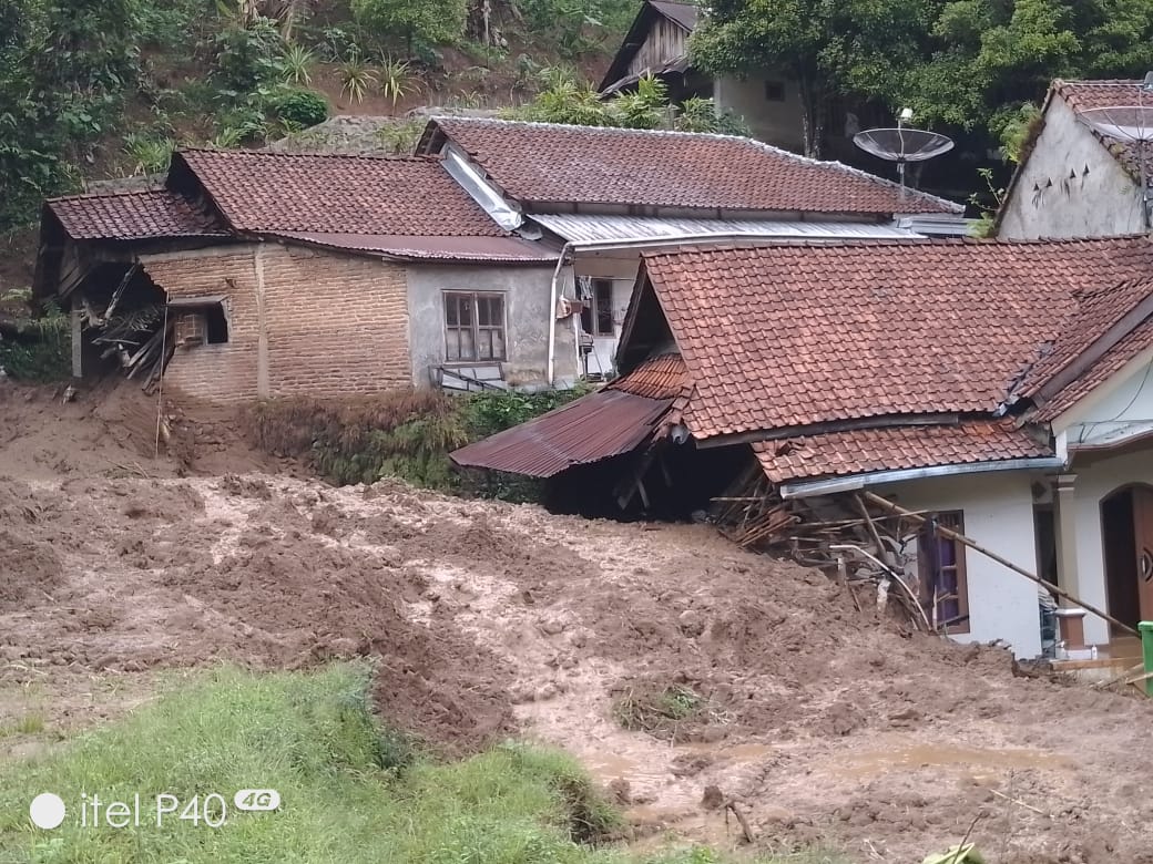 Dua Rumah Warga di Lebakbarang Pekalongan Terkena Longsor, TNI-Polri Bersama Warga Lakukan Evakuasi