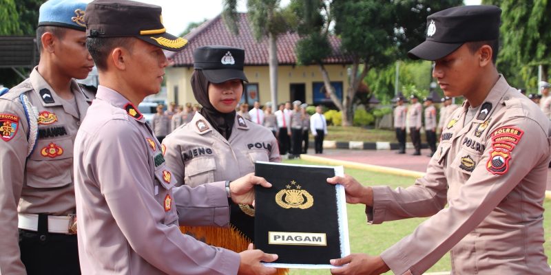 Wakapolres Pekalongan Berikan Penghargaan Kepada Bripda Hanif Irvando