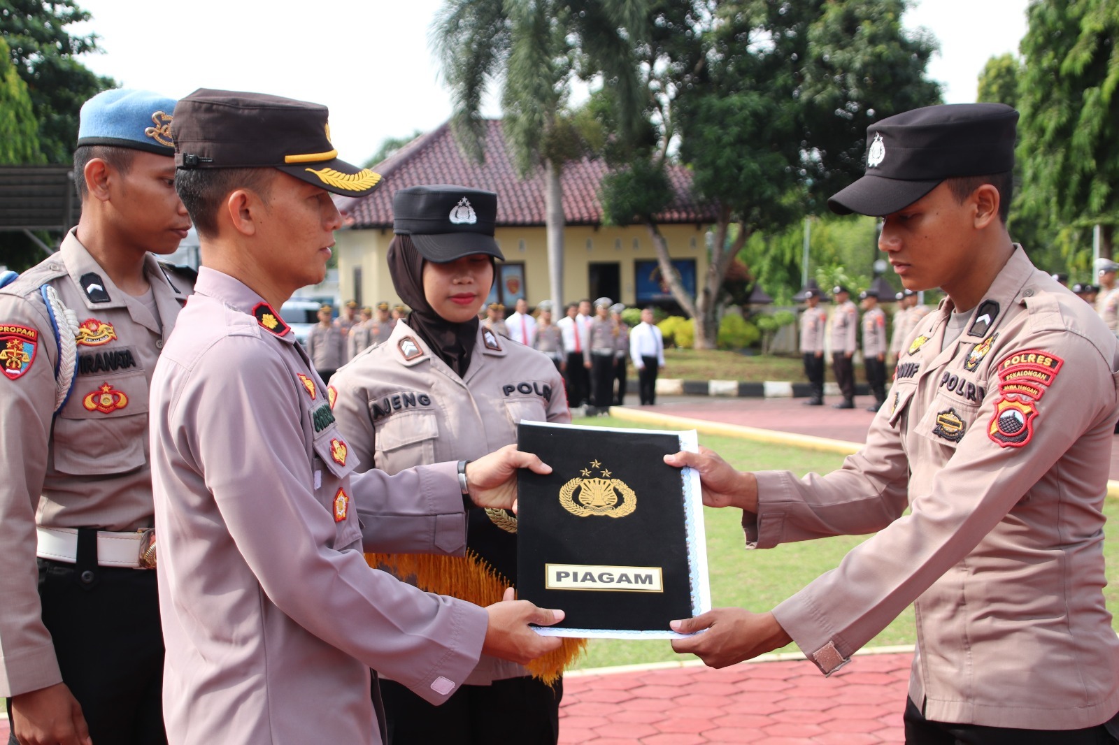 Wakapolres Pekalongan Berikan Penghargaan Kepada Bripda Hanif Irvando