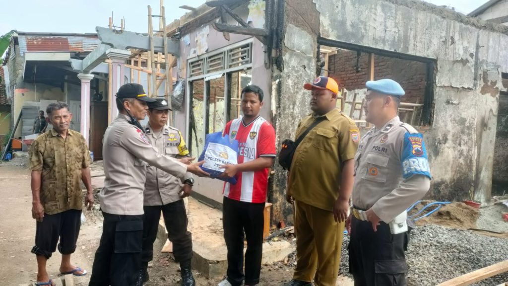 Empati pada Korban Kebakaran Rumah, Polsek Bandar Berikan Bantuan