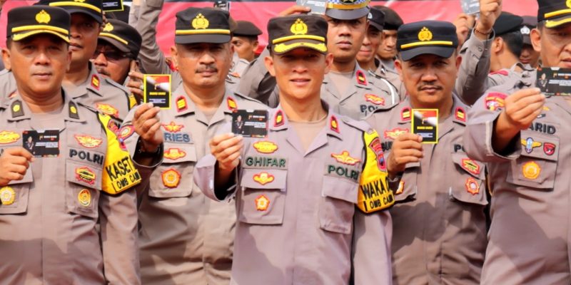 Kapolres Pekalongan Bagikan Buku Saku Pedoman Netralitas Anggota Polri Dalam Pemilu 2024