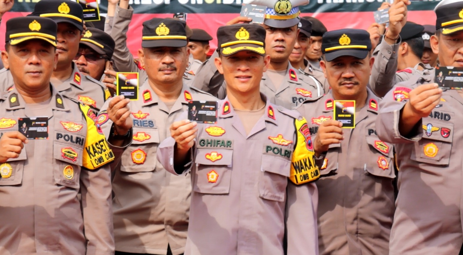 Kapolres Pekalongan Bagikan Buku Saku Pedoman Netralitas Anggota Polri Dalam Pemilu 2024