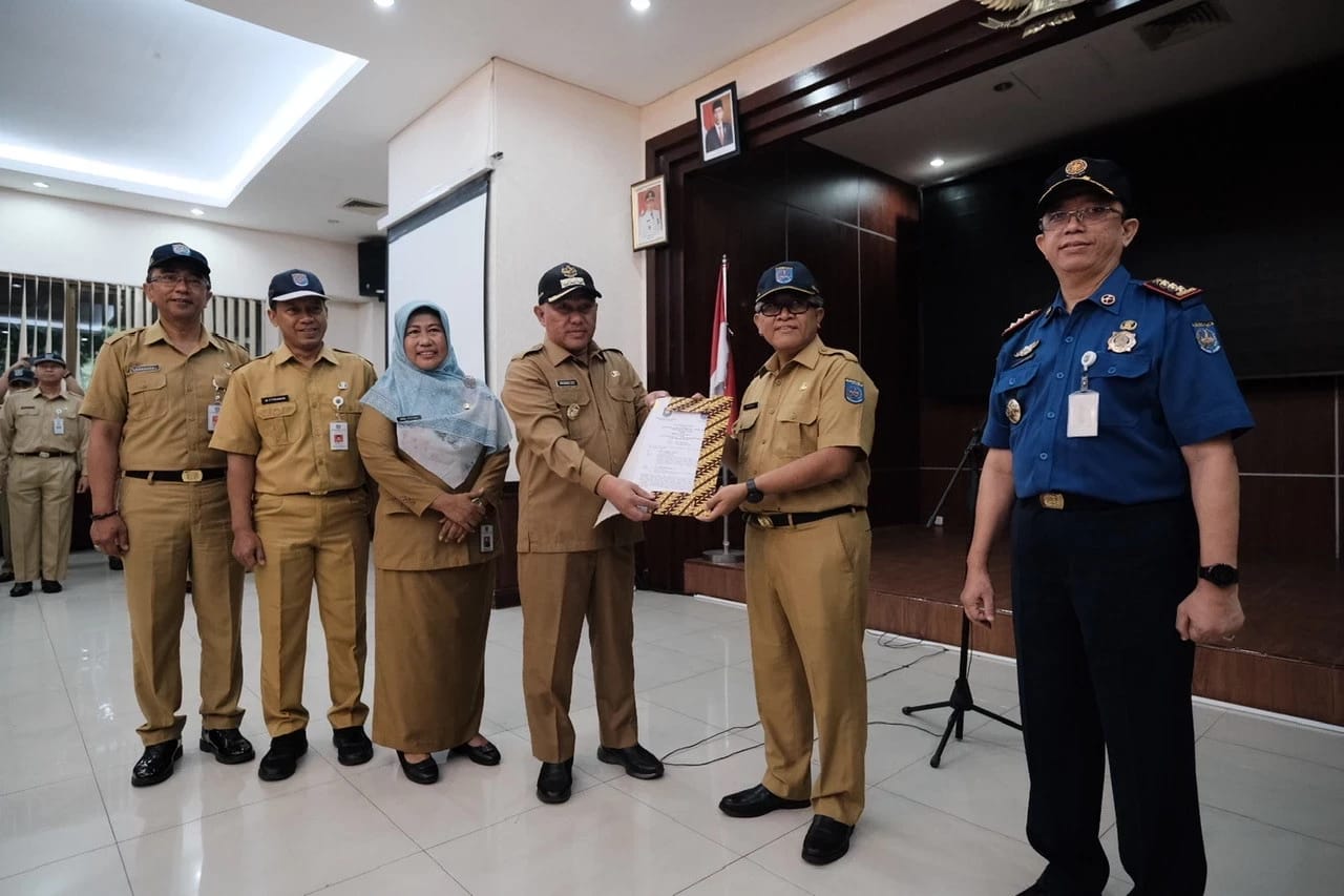 Wali Kota Depok DR.KH.Mohammad Idris Serahkan Sejumlah Penghargaan dan Kunci MobTang Damkar