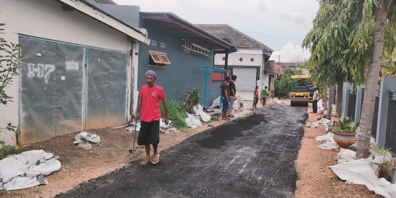 Wujud Nyata Pemkab, Disperkimhub Lakukan Perbaikan Jalan Hotmix Asbuton dan Saluran Drainase Desa Kalimo’ok
