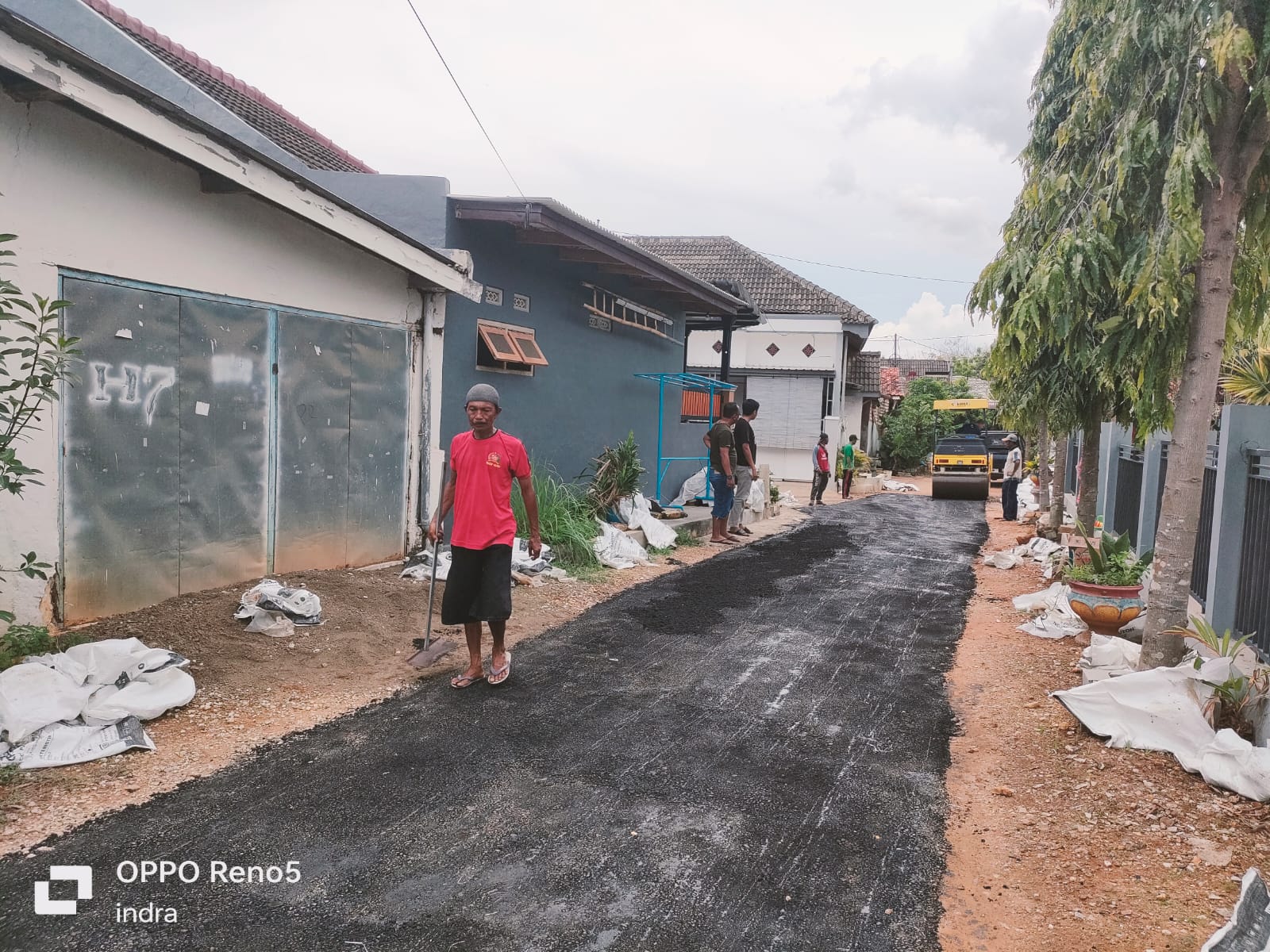 Wujud Nyata Pemkab, Disperkimhub Lakukan Perbaikan Jalan Hotmix Asbuton dan Saluran Drainase Desa Kalimo’ok