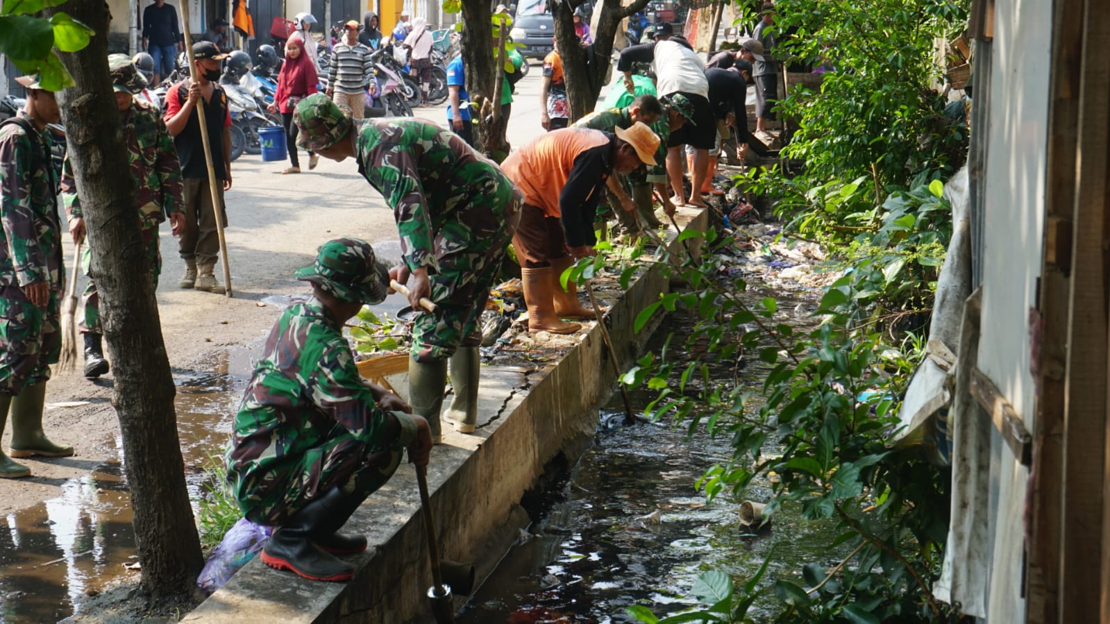 Musim Penghujan, Seluruh Elemen Masyarakat Kompak Bersihkan Saluran Air Pasar Sorogenen