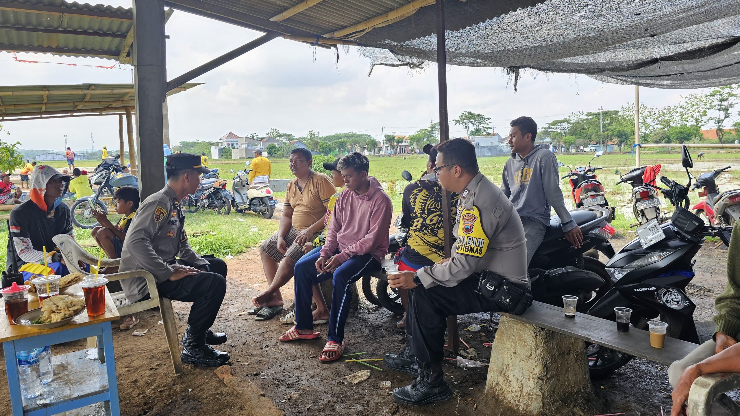 Ngopi Sambil Curhat, Polsek Batang Kota Ajak Warga Wujudkan Pemilu Damai